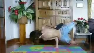 Ohybný breakdancer