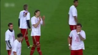 Fanúšik vtrhol na ihrisko a vrhol sa na Ribéryho