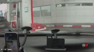 Žena na benzínovej pumpe