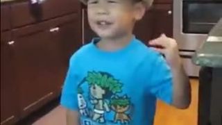 Štvorročný chlapček spieva spieva song od Bruno Mars