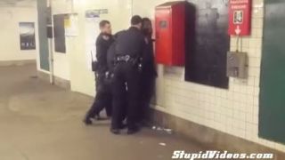 25 policajtov na jedného černocha