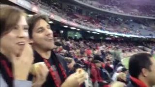Chlapec rozosmial cely stadion