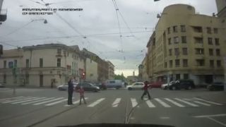 Nedal prednosť chodcovi...