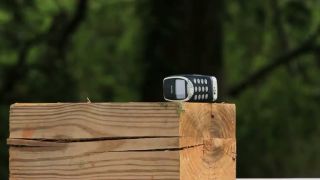 Dokáže Nokia 3310 zastaviť guľku .50 BMG?