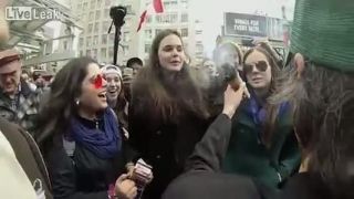 420 ludí húli jedného jointa