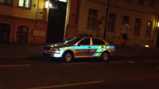 Policajné auto na krajnici