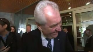 Prezident sa s novinármi rozlúčil frázou Allahu akbar