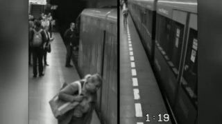 Opilá žena spadla na koľajnice v metre