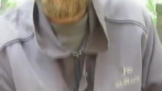 Bezdomovca zaživa žerú červíky