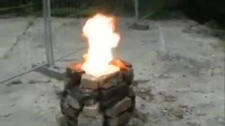 2500 zapálených pingpongových loptičiek
