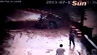 Auto pochované zosuvom pôdy