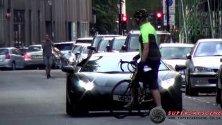 Cyklista blokoval Lamborghini