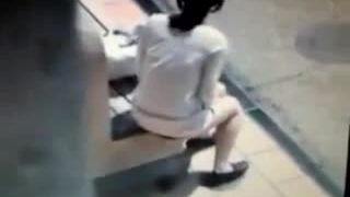 Hlupe dievca vykonalo potrebu na verejnej lavicke