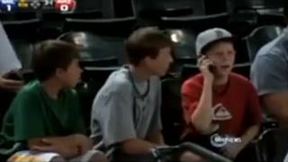 Veľkorysý chlapec dáva baseballovú loptičku mladšiemu div