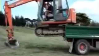 Ako jednoducho sa dá naložiť bager na vlečku
