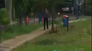 Skryta kamera a podzemný tvor v parku