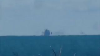 Obrovské UFO vznášajúce sa nad obzorom jazera Ontario.