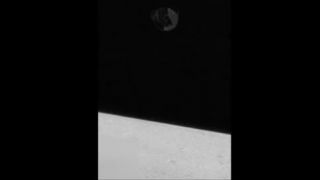 UFO nad mesačnou krajinou.