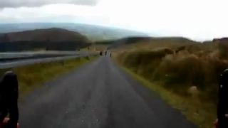 Jazda dole kopcom na bicykli