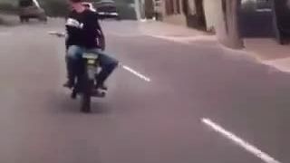 Jazda bez rúk a otočený chrbtom