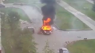 Explozia auta na ulici