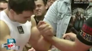 Kulturista vs. armwrestler