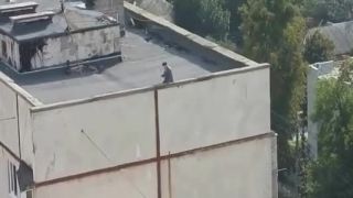 Samovrah na streche so zbraňou