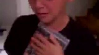 Radosť chlapčeka z darčeka