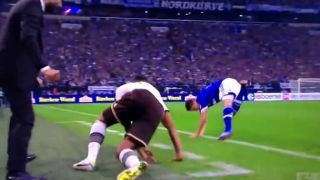 Guardiola pleskol Boatenga po zadku