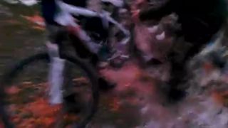 Chlapec asi nevie čo sa robí s jeho bicyklom.