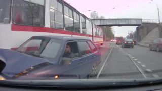 Električka sa zrazila s autom