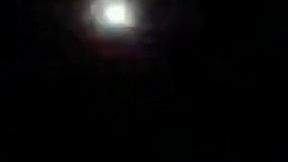 Záhadný červený objekt nad západným obzorom. Ide o kométu