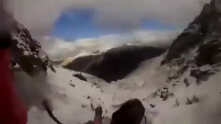 Lezec sa nechcene posánkoval dole kopcom bez sánok