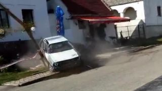 Rally nehoda - zrovnal štamgastov z krčmy