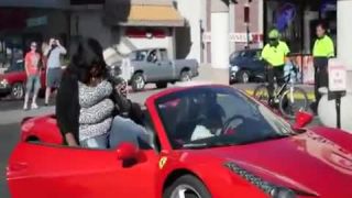 Ideš so mnou von? mám ferrari!