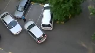 Žena parkuje