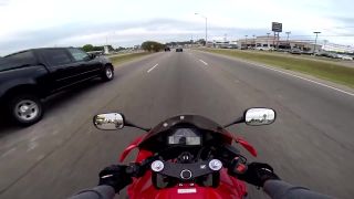 CBR600RR vs. policajt na Harley Davidson