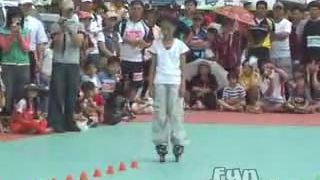 Super čínske dievčatko na inline korčuliach