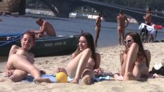 Nahé slečny sa kúpu