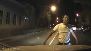Akýsi magor zastavil okoloidúce auto