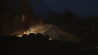Rally auto pohľad z prvej osoby v noci
