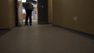 Trošku si zajazdili v kancelárií (skateboarding)