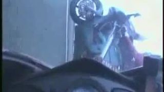 Policajt zastavoval motorky v hmle