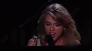 Taylor Swift nakopali počas Grammy do hlavy