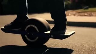 OneWheel: samobalansujúci jednokolesový skejt