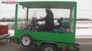 Nechal sa pochovať s Harley Davidson