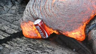 Láva a dve plechovky Coca-Coly