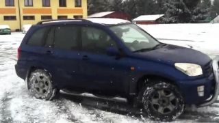 Toyota RAV 4 JEDU DRIFTY (male kruhy) :D