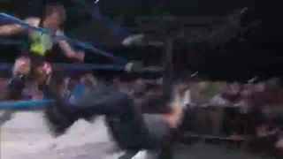 Blbeček napadne majstra světa vo wrestlingu