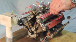 Miniatúrny V8 motor pre modely